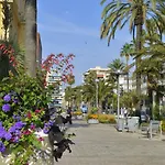 L\'oustau de Hyeres-Vue sur les iles